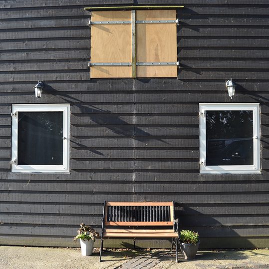 De gevel van de stallen bij Gezonde Hoeve
