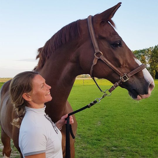 Kim Taal-Rutgers met een van de paarden bij Gezonde Hoeve